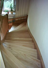 2 * 1 /4 gewendelte Treppe in Eiche massiv klar lackiert, die Treppenstufen und Setzstufen sind in d